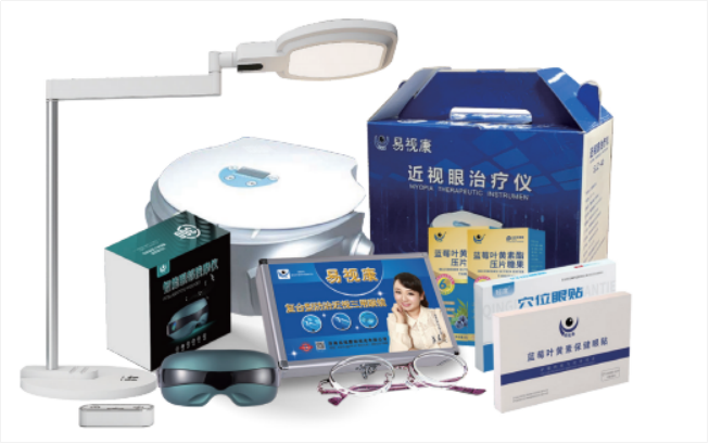 /></p>
<p><strong>易视康产品矩阵六大核心优势</strong></p>
<ol>
<li><strong> 技术同源统一:</strong>眼镜、理疗设备、训练工具底层理论体系一致,不是多品牌零散货品拼凑,方案搭配可以实现协同增效。</li>
<li><strong> 资质硬核可溯源</strong>:多款核心产品具备二类医疗器械注册证、发明专利、第三方权威检测报告,证照资料可向门店完整交付。</li>
<li><strong> 分层分级适配客户:</strong>拒绝一款产品面向全部青少年。可根据孩子度数、眼轴、视功能指标、家庭预算,灵活选用单品或者组合方案,实现一人一策。</li>
<li><strong> 全场景闭环覆盖:</strong>打通门店专业训练、校园在校佩戴、家庭书桌养护三大场景,把近视防控从门店有限服务时间延伸到孩子日常学习生活,缓解“门店见效,回家打折扣”的行业普遍难题。</li>
<li><strong> 产品与训练技术深度绑定:</strong>硬件产品为视功能训练提供工具支撑,训练技术最大化发挥产品价值,产品和服务不是互相割裂。</li>
<li><strong> 完整供应链配套加盟赋能:</strong>总部统一供货,同时输出产品知识、验配逻辑、套餐搭配、客户沟通话术,降低零基础创业者选品、学习门槛。</li>
</ol>
<p><strong>2.1 学生专用眼镜矩阵:光学干预,覆盖不同视功能青少年群体</strong></p>
<p>该矩阵以二类医疗器械复合型防治近视三用眼镜作为核心产品,包含FN黄金组合镜、ACR读写镜、多点离焦眼镜、点扩散低对比度眼镜、双效控轴眼镜,覆盖假性近视、低度近视、近视进展速度不一的青少年,适配在校上课、居家读写等不同佩戴场景。</p>
<p><strong>复合型防治近视三用眼镜</strong>(冀械注准20212160737):二类医疗器械,内镜用于远用视力矫正;外镜采用凸透镜复合基底向内三棱镜结构。依据近代偿学说与眼睛近反射三联运动原理,读写状态下将近处发散光线转化为平行光线,同时降低睫状肌调节、双眼集合负担,实现学习与防控同步进行。产品经过多家三甲医院临床试验,注册适用范围为用于防止低度近视的发展和假性近视的治疗。学生在写作业、上网课佩戴,近距离用眼时眼部接近望远放松状态,缓解长时间看近带来的视疲劳。</p>
<p><img src=